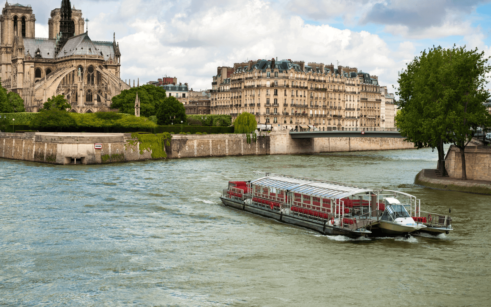 Seine River Cruise aroun the Ile de la Cité