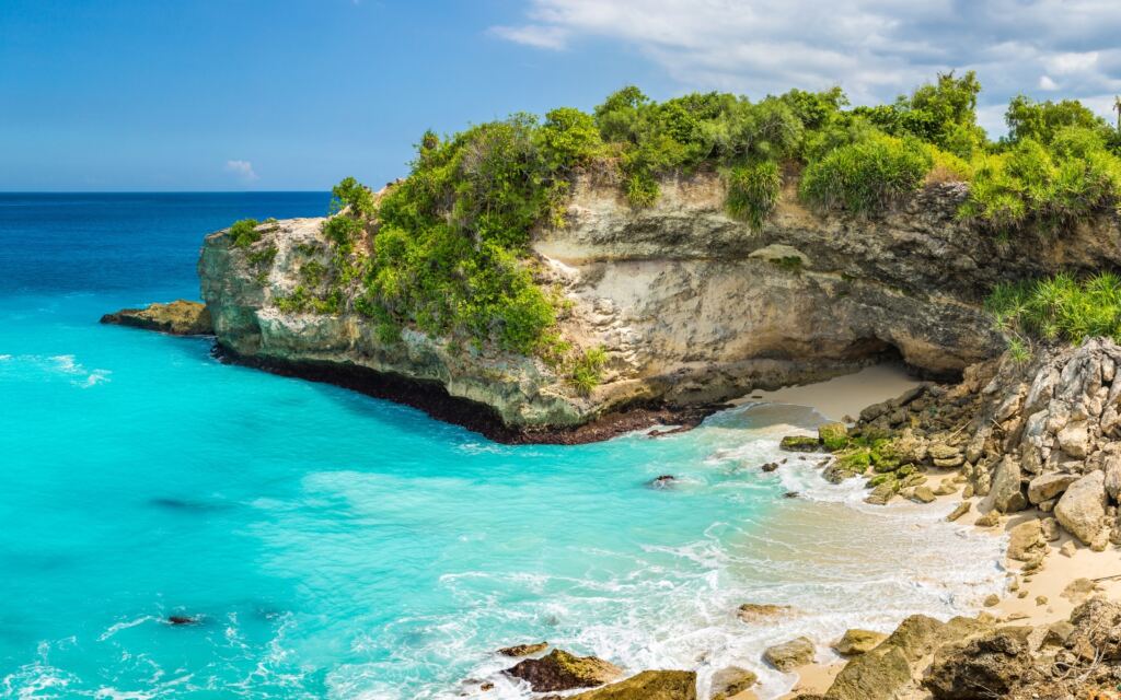 Panorama of Blue Lagoon at Nusa Ceningan island in a sunny day, Bali,
Indonesia.