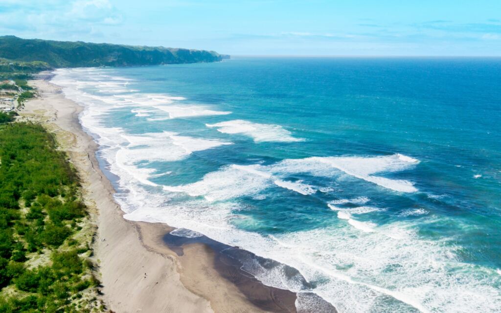 Beautiful view of frothy waves at Nusa Dua beach under blue sky in Bali,
Indonesia.