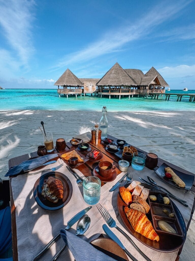 breakfast under palm trees at Gili Lankanfushi