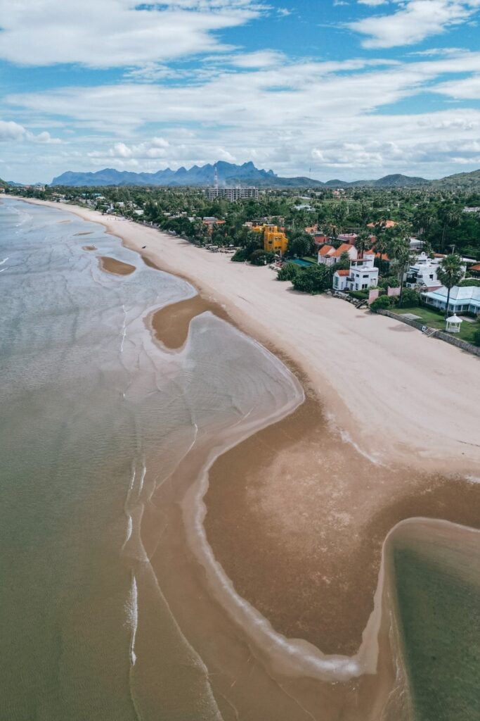 তুলুম, মেক্সিকোর শান্ত সমুদ্র সৈকত যেখানে স্ফটিক স্বচ্ছ জল এবং আরামদায়ক ভ্রমণের অভিজ্ঞতার জন্য সমুদ্রতীরবর্তী রঙিন ভবন।